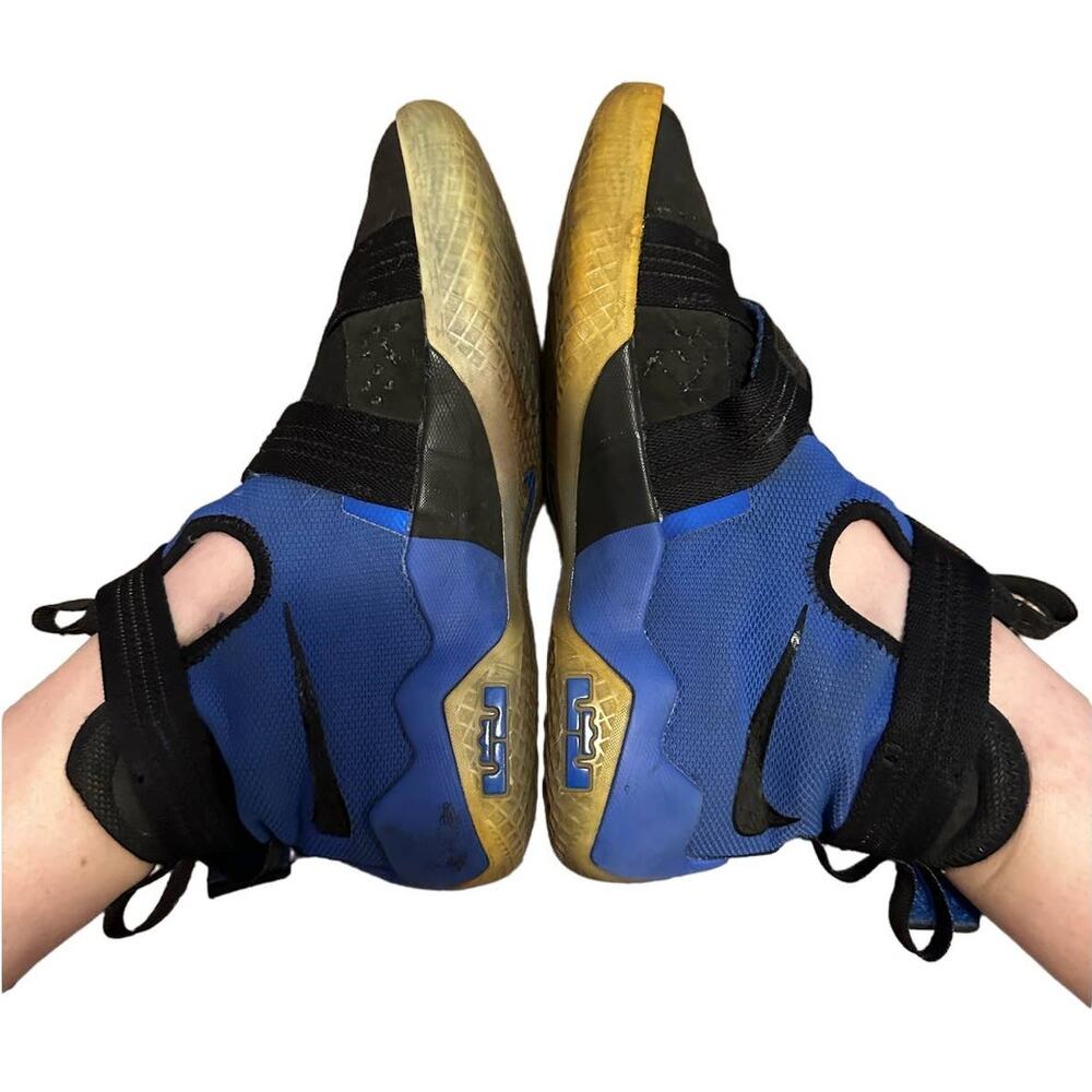 Well Worn Nike Lebron Soldier 10 Women's 8.5 Basketball Sneakers